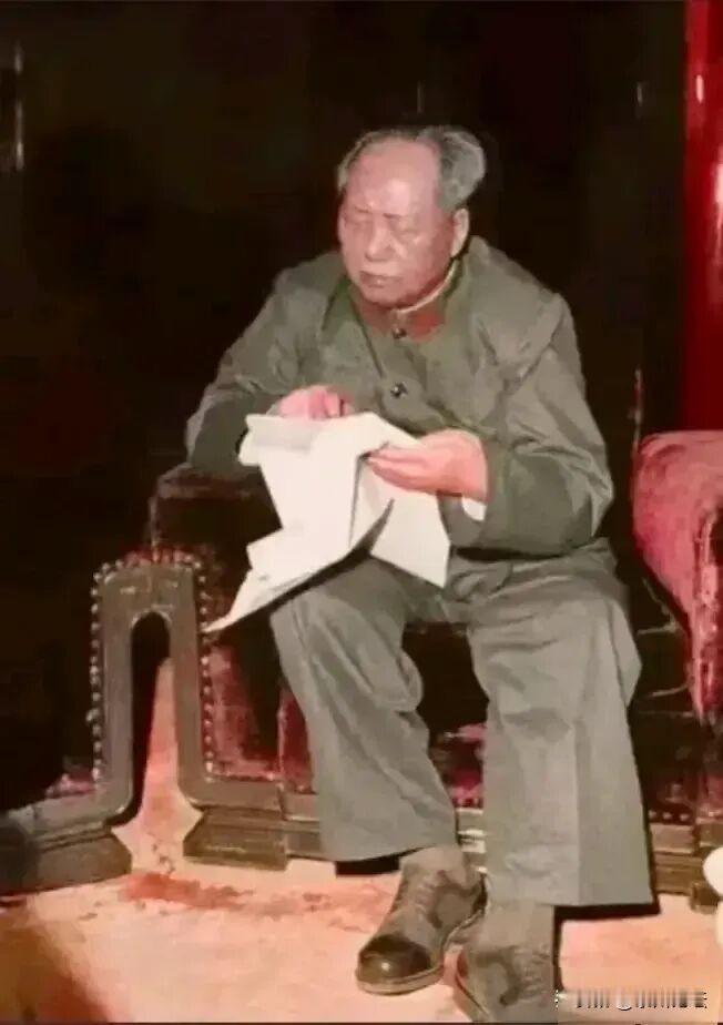 毛主席在全国人民心目中的伟大形象，在批判“两个凡是”的疾风狂浪中没有被摧倒，可以