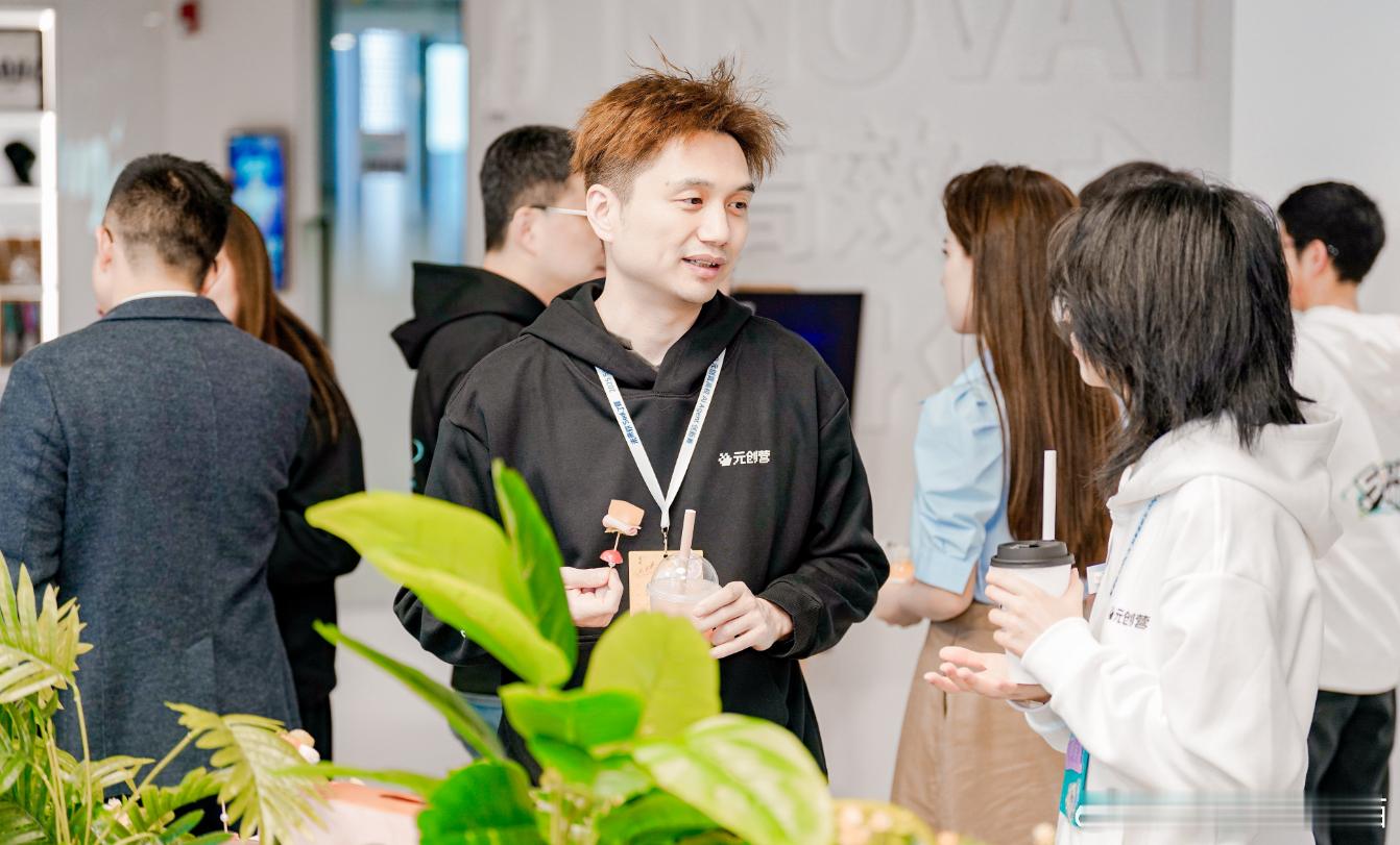 大学生社交清单里多了个AI搭子玩AI这届大学生是认真的2025元创营大赛的决赛让