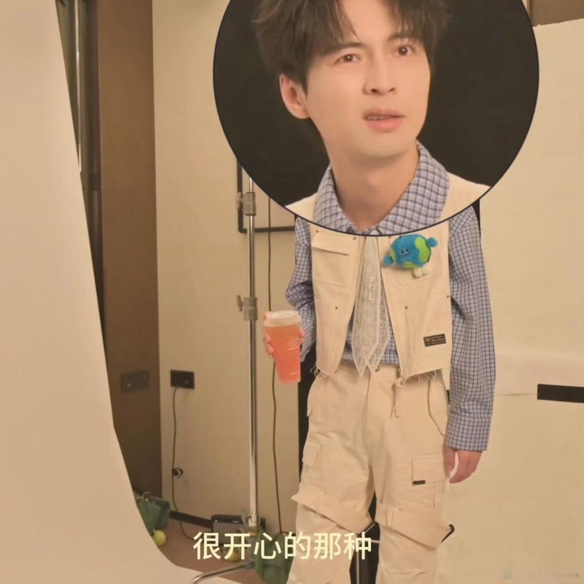 去年今日的可爱小星。摄影师：要表现很开心的那种。小星：是这样吗（做鬼脸😜） 