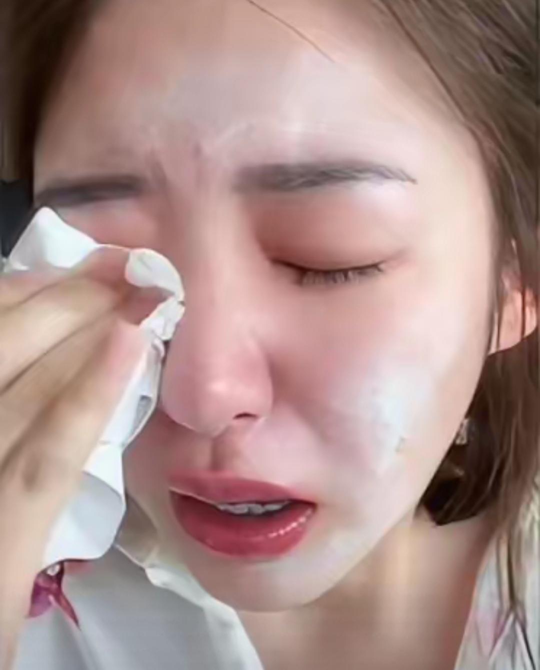 王一鸣一个月花费几十万，说不够，很累，过得难。

网友们说，是我们太穷了吗？网友