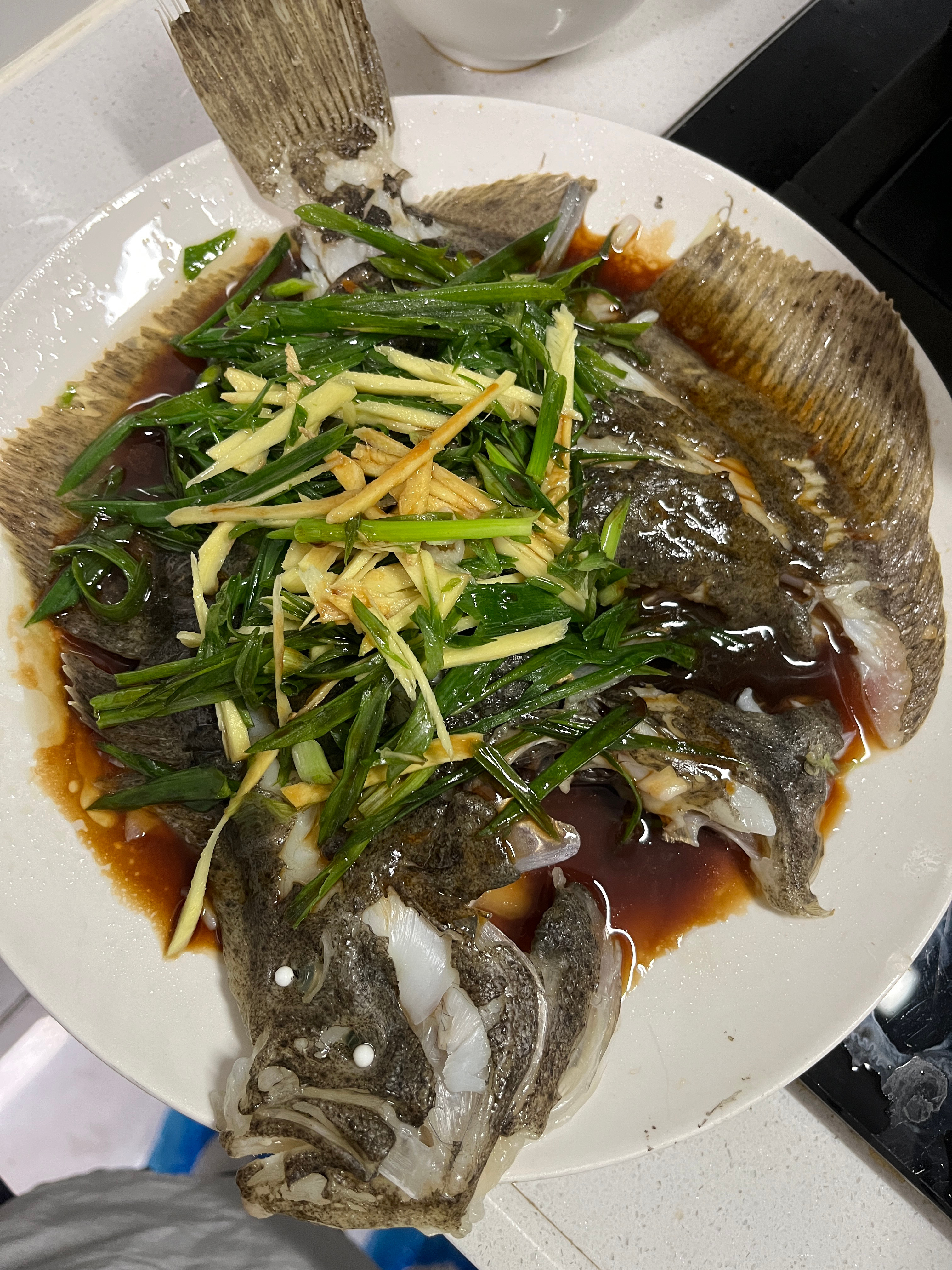 昨天晚上上门做饭的菜单：清蒸多宝鱼，清炒菜心，煎荷包蛋。第一次做多宝鱼。因为我老