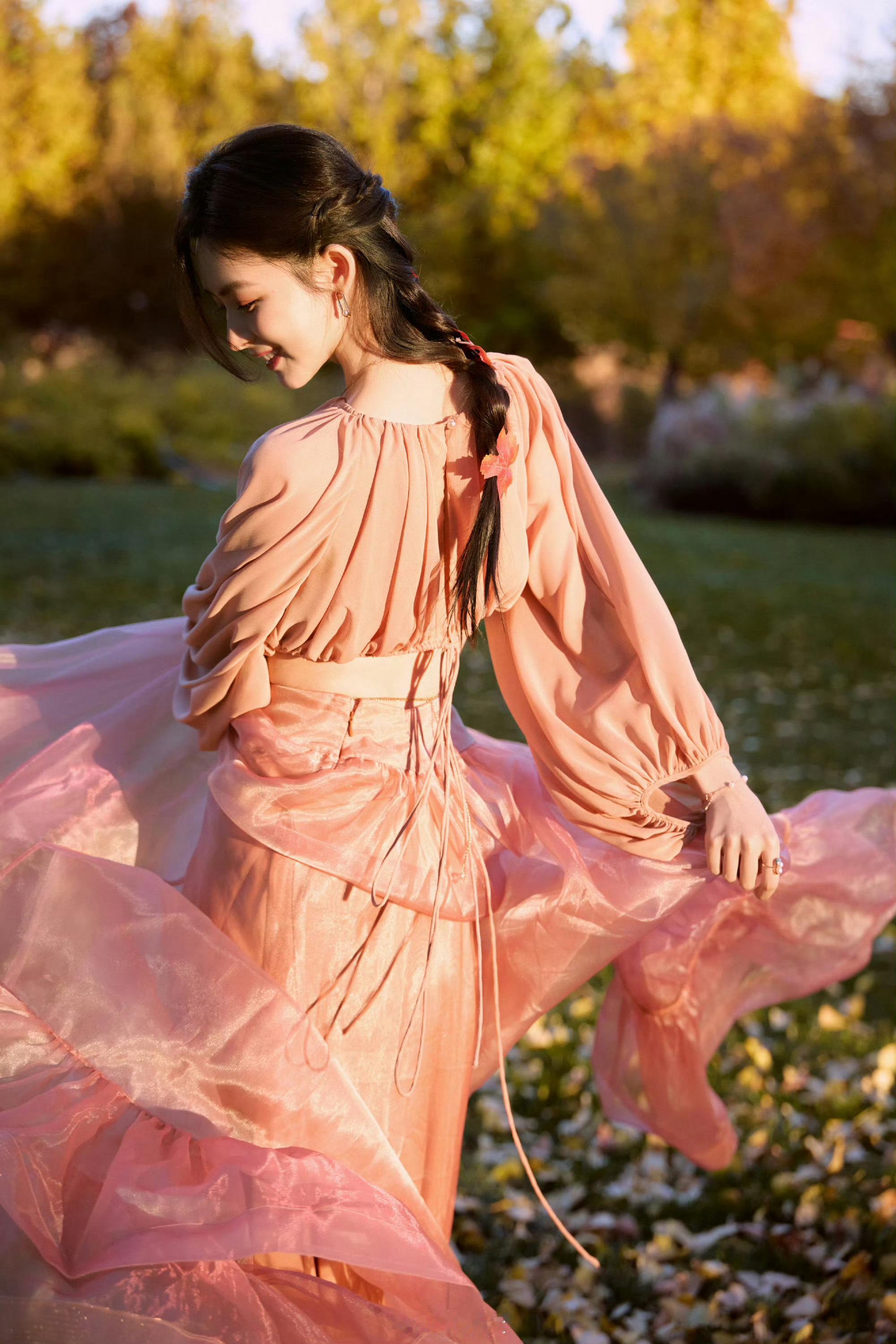 谁给廖慧佳做的伞给廖慧佳做伞的人太有创意啦😎 红伞搭配银杏小尾巴，简直绝配！一