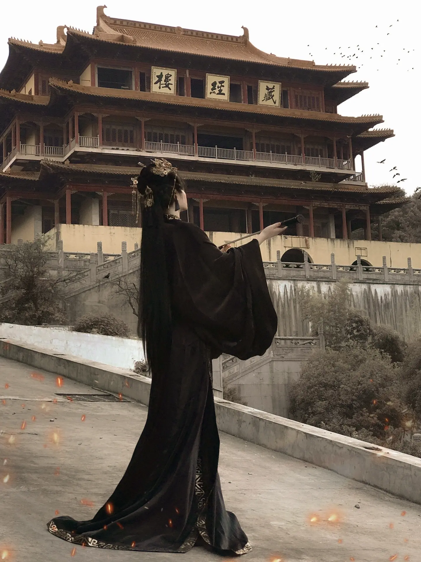 “父皇，也曾苦苦哀求过您别送我去和亲..