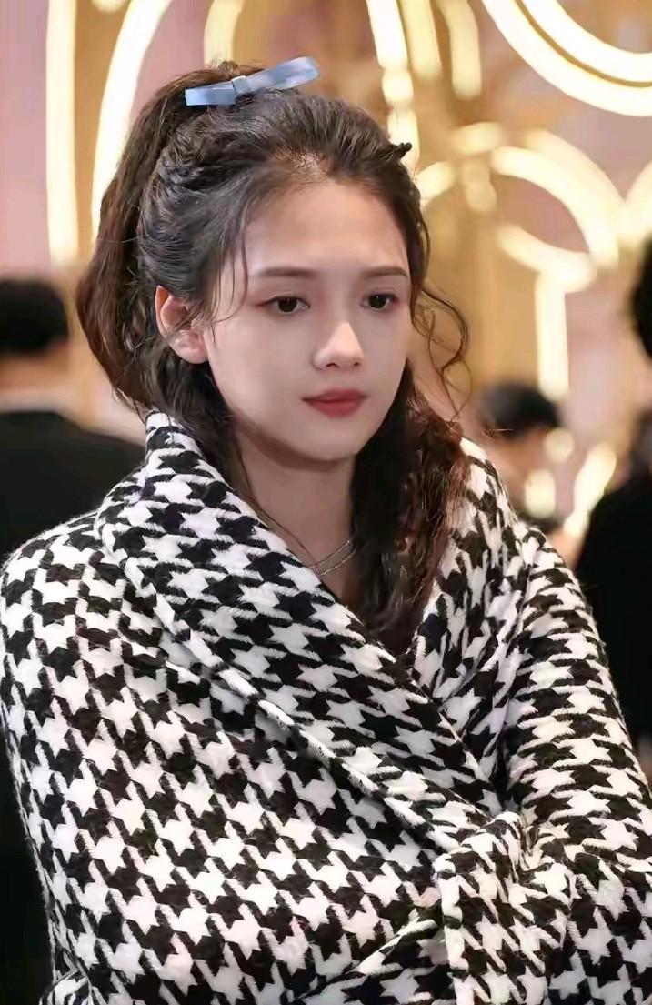 朋友是左一剧组里面的同事，对于说左一欠薪她的助理并打她助理这件事，朋友觉得可能有