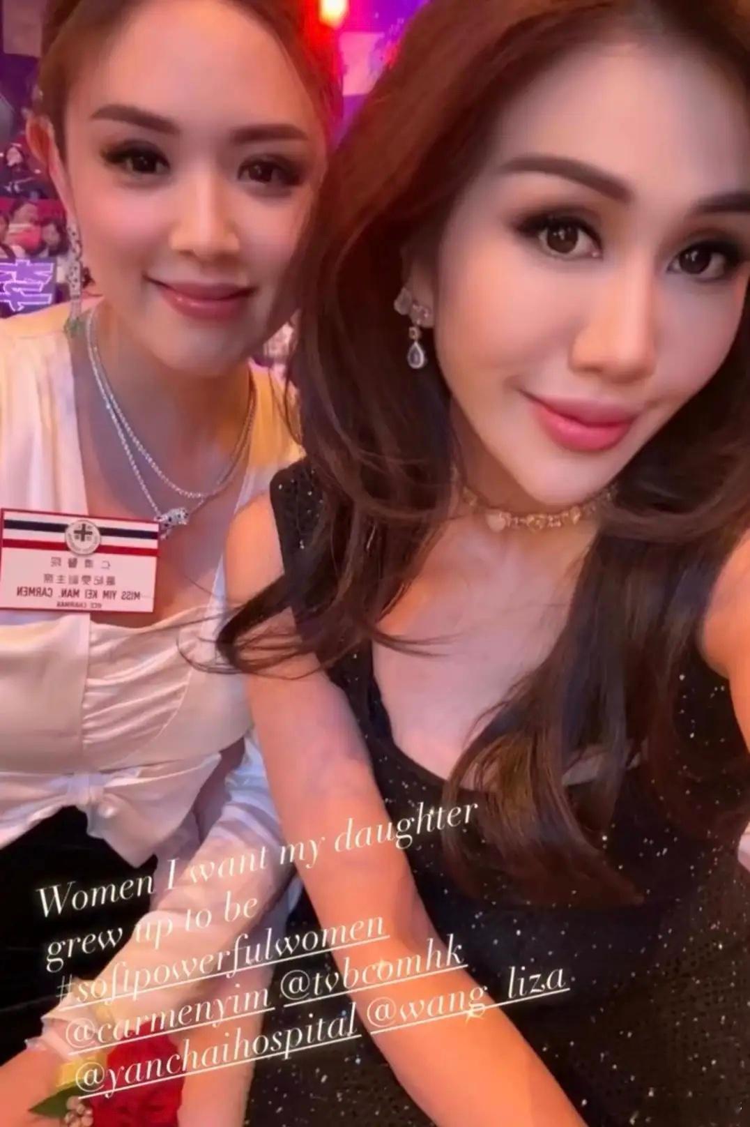 赌王四房大女儿何超盈带7岁女儿参加慈善活动，她现在的外形变化好大，可能是太瘦了，