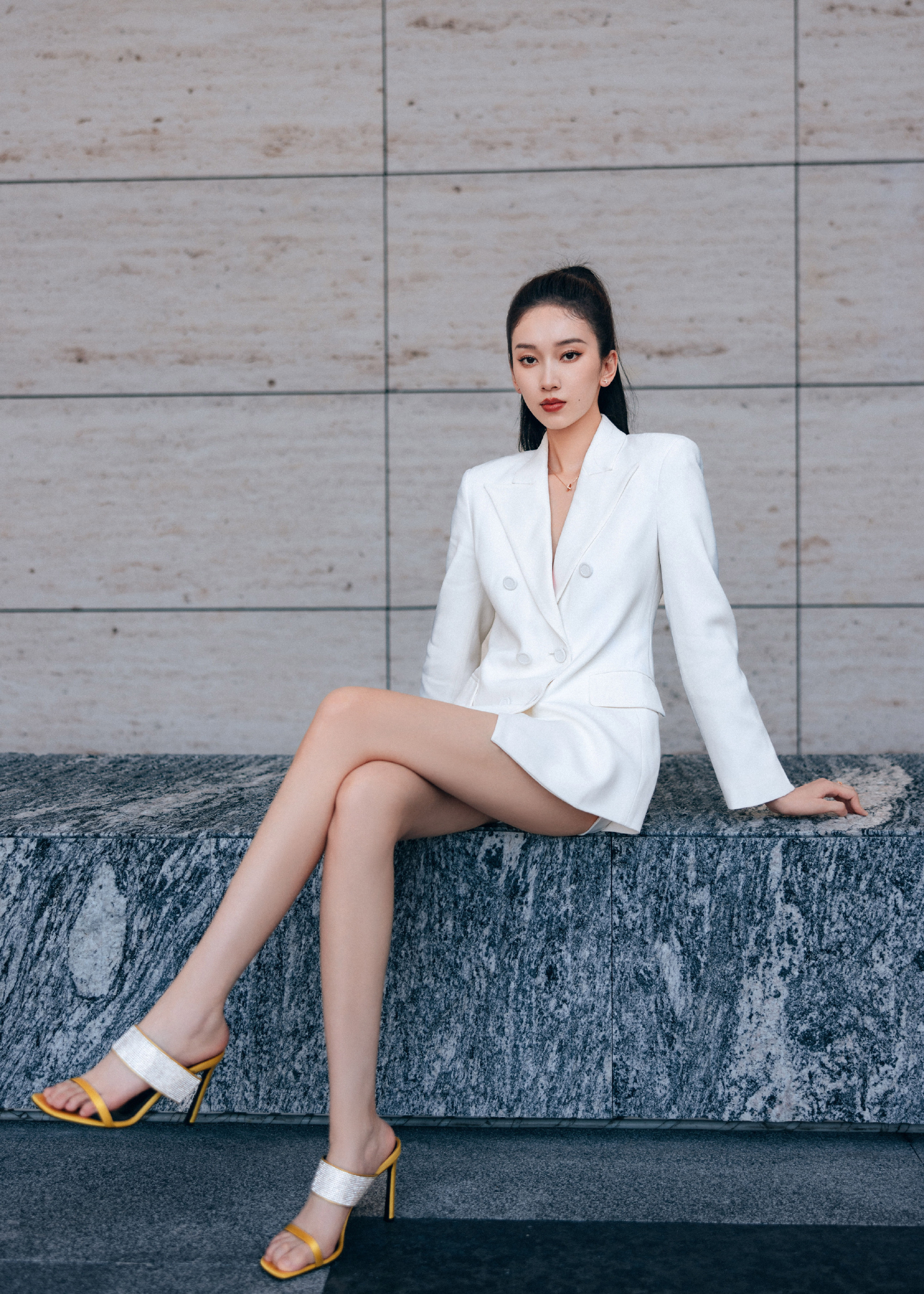 刘令姿，轻盈白裙高跟轻叩，没想到也是大长腿小姐姐 