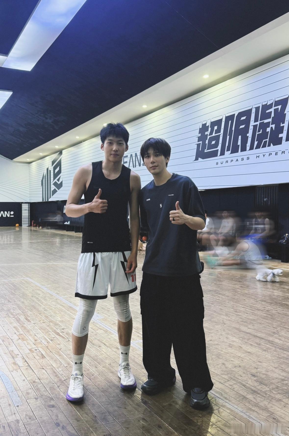 王安宇完全是高精力人群来的吧，前脚被偶遇打篮球，后脚又被人碰到在健身房锻炼，好自