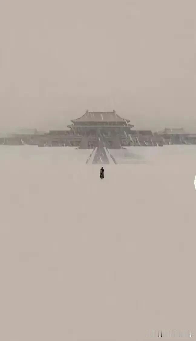 这个画面的历史原型，正是那位坚韧不拔的张居正。在那个大雪纷飞的日子，万历皇帝体恤
