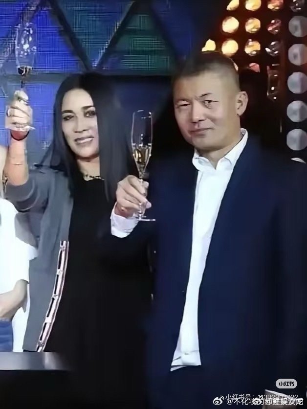 那英在英国陪女儿读书那英在伦敦陪女儿留学那英安安静静在英国陪女儿留学，转头就刷到