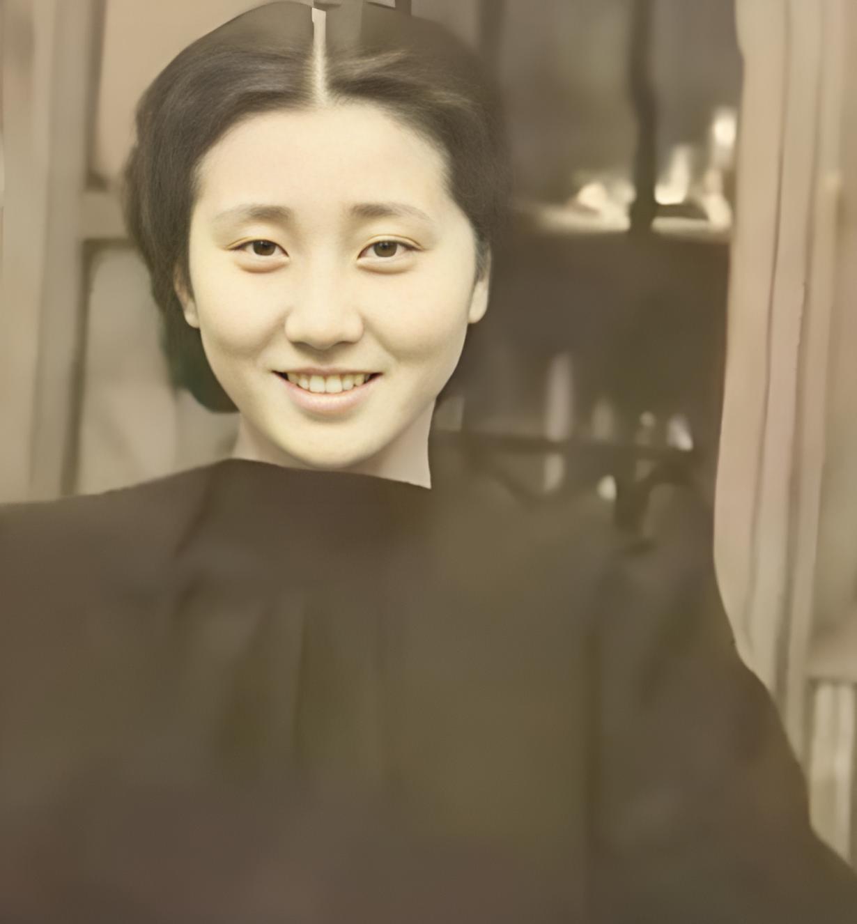 照片中这位明媚靓丽的女子，是一个手里抓满了“王炸”的人。

她的父亲，是民国时期
