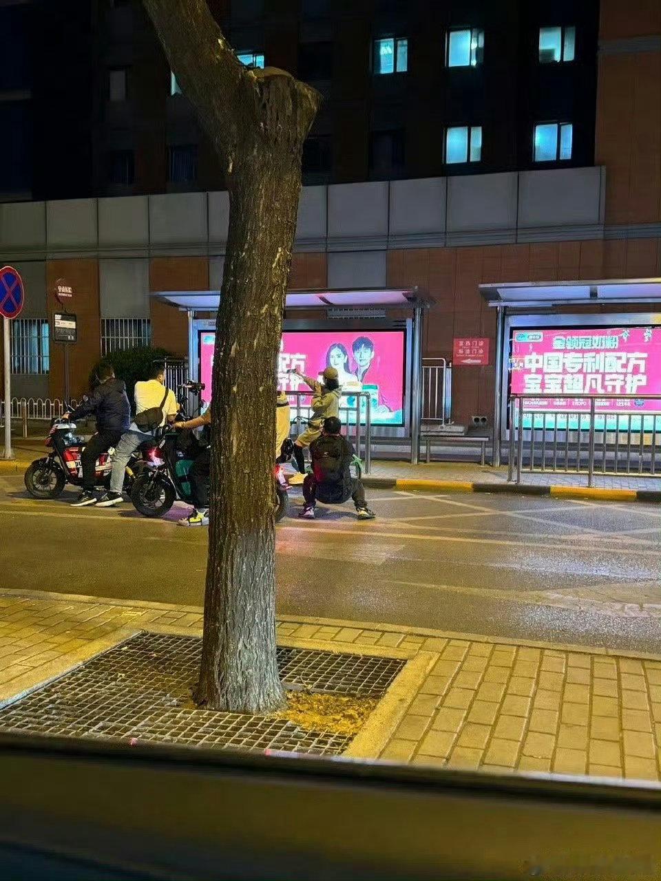 谢娜辣评张杰不适合唱的歌 谢娜 张杰你不适合唱反调娜姐夸杰哥停不下来，问到“不适