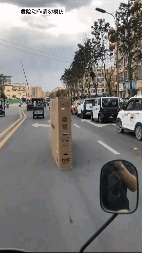 如果能顺利到家的话，一百寸大电视秒变五十寸～[捂脸][捂脸][捂脸]
