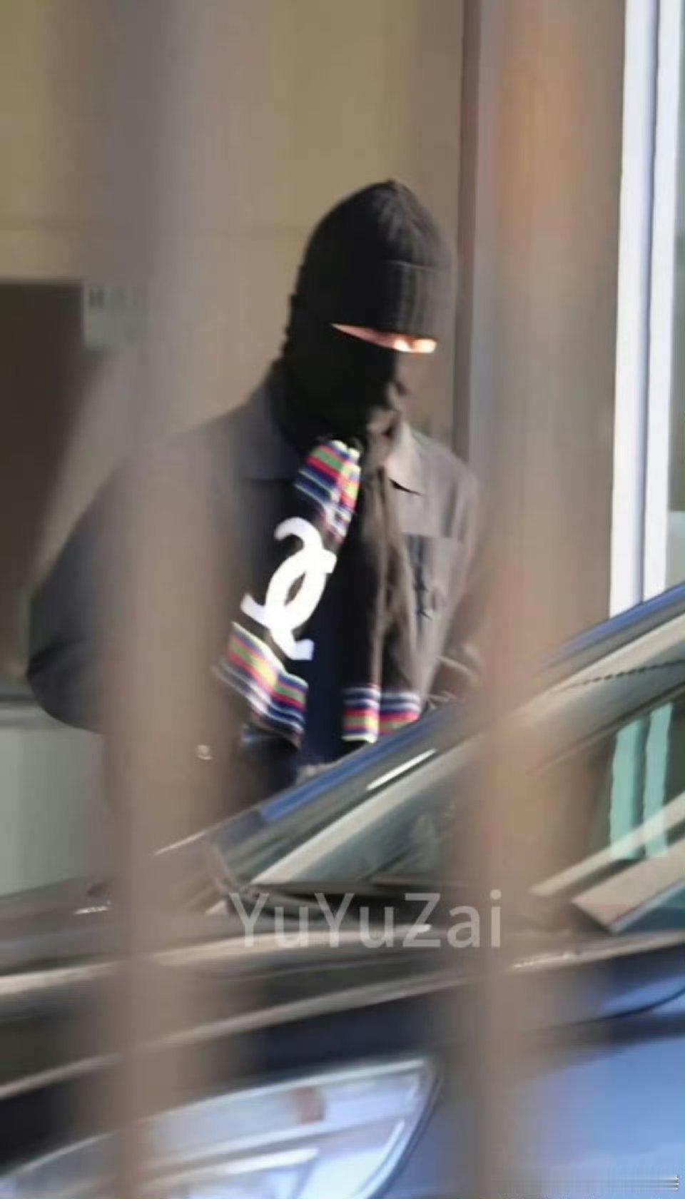 王一博今天回国路透，覆面系帅哥 永远潮酷的博博哥！！！！！