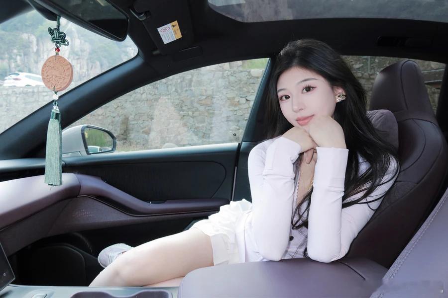 “紫色很有韵味 不知不觉就开了两年了 时间过得真快呀🥹”蔚来系车主小姐姐个个拥