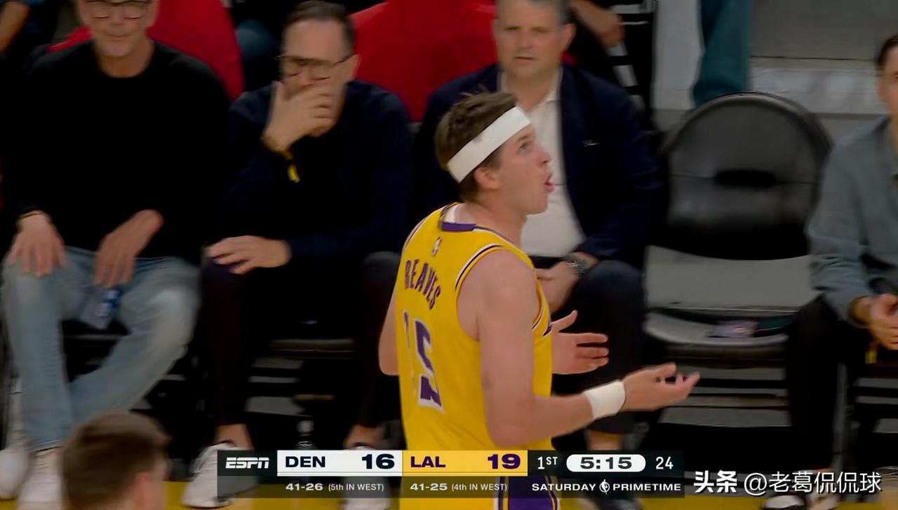 湖人三当家里弗斯真是太会抢戏了！在今天进行的湖人和掘金的比赛中，目前双方的首节比