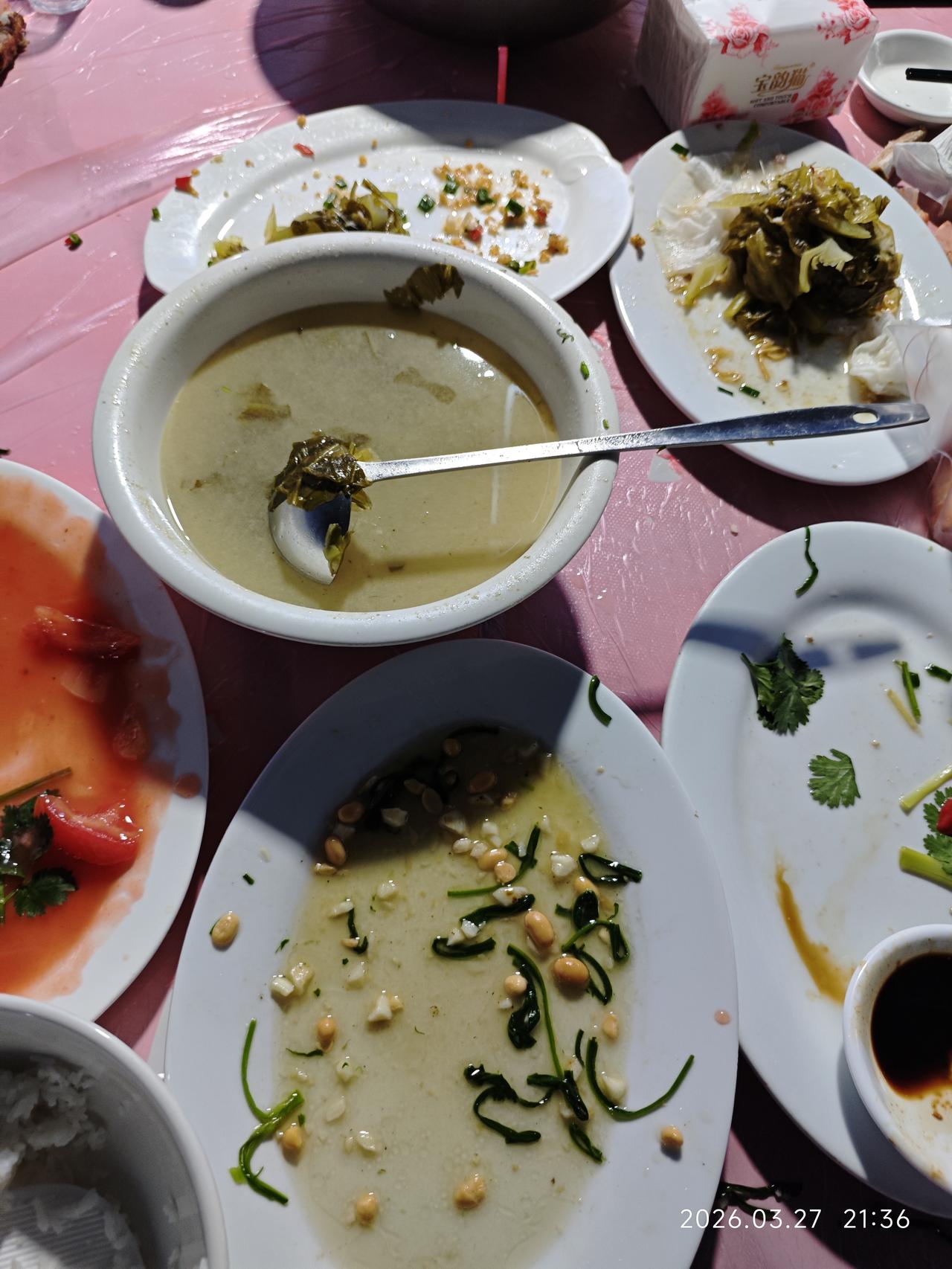 去餐厅吃饭，把剩下的虾头打包回家

服务员很奇怪，问我虾头拿回去干什么？

我说