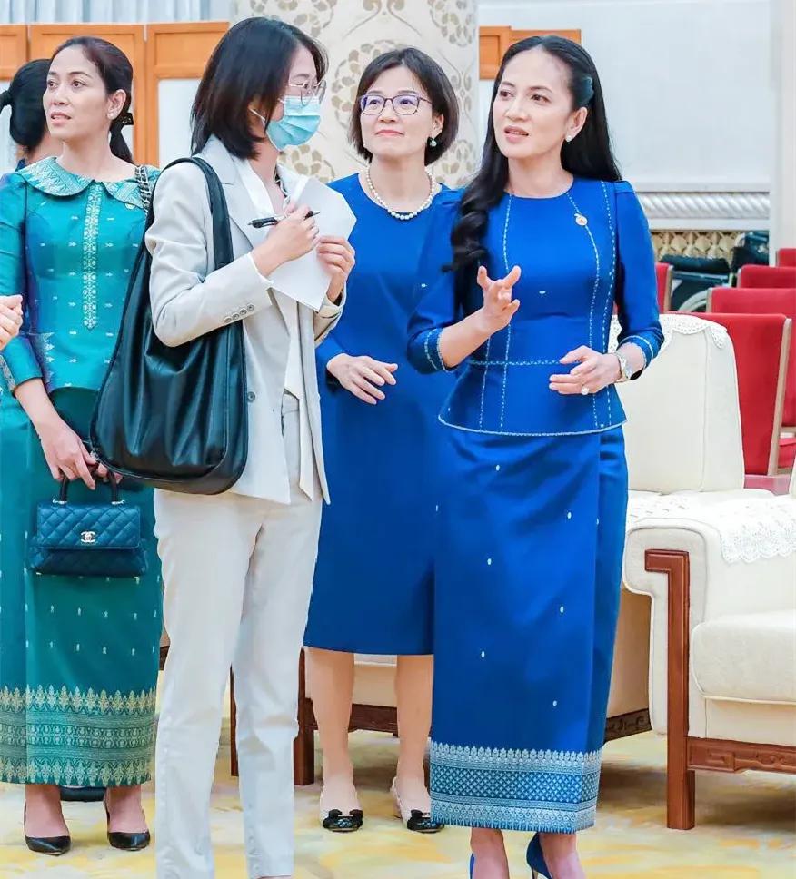 柬埔寨第一夫人碧占莫妮，也太宝藏了吧！

名校博士 + 国秘千金的顶配人生，却不