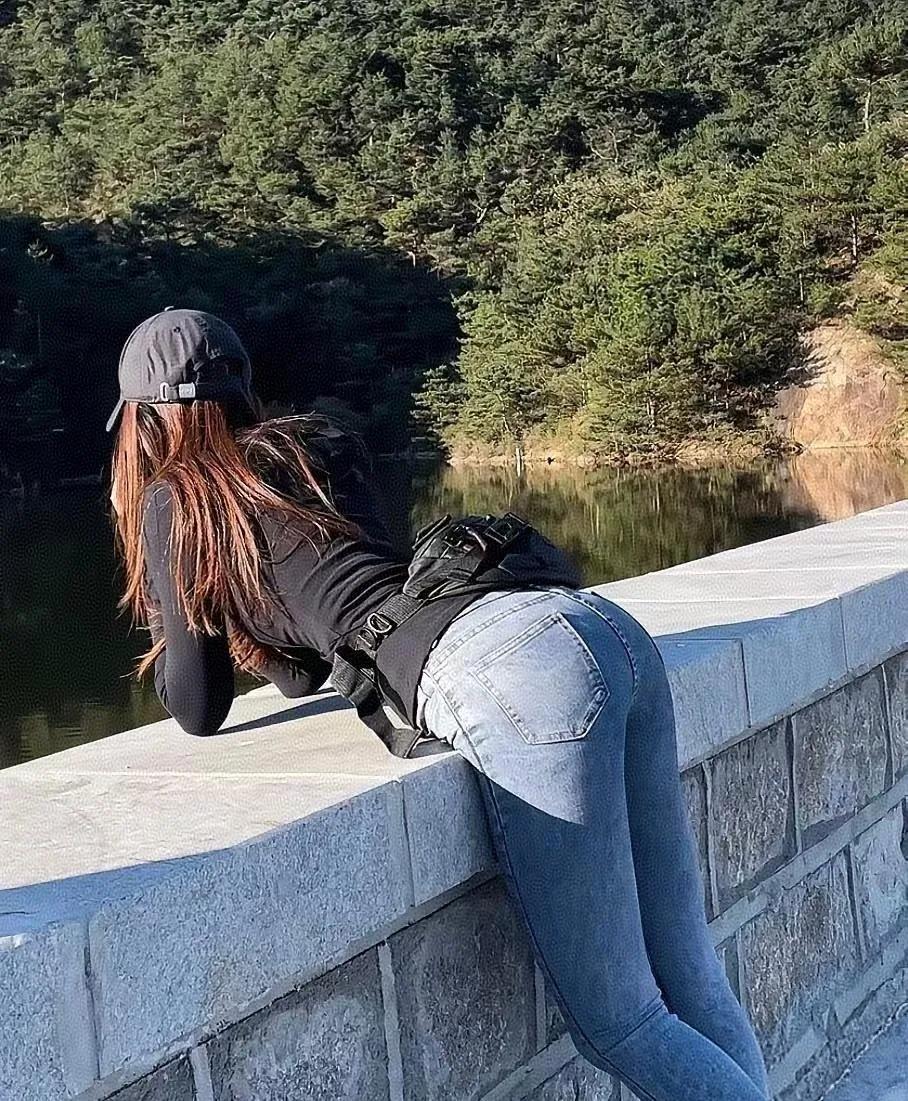 闺蜜钓鱼能不能钓到鱼不重要
重要的是姿势绝对很标准
说不定能钓到金龟婿呢