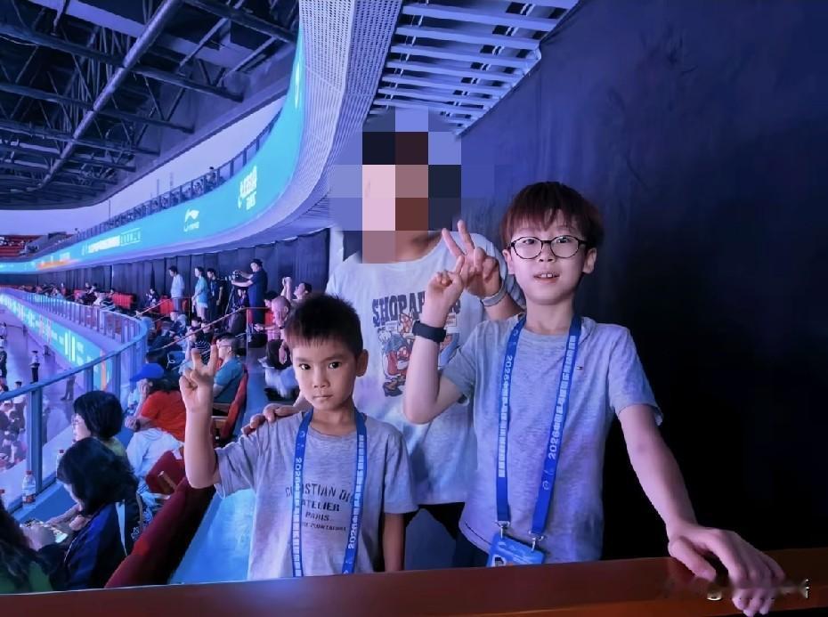 凉皮是真长个儿了啊。
乒超第二阶段的比赛在雄安，奚美丽带着二宝和凉皮也去现场看比