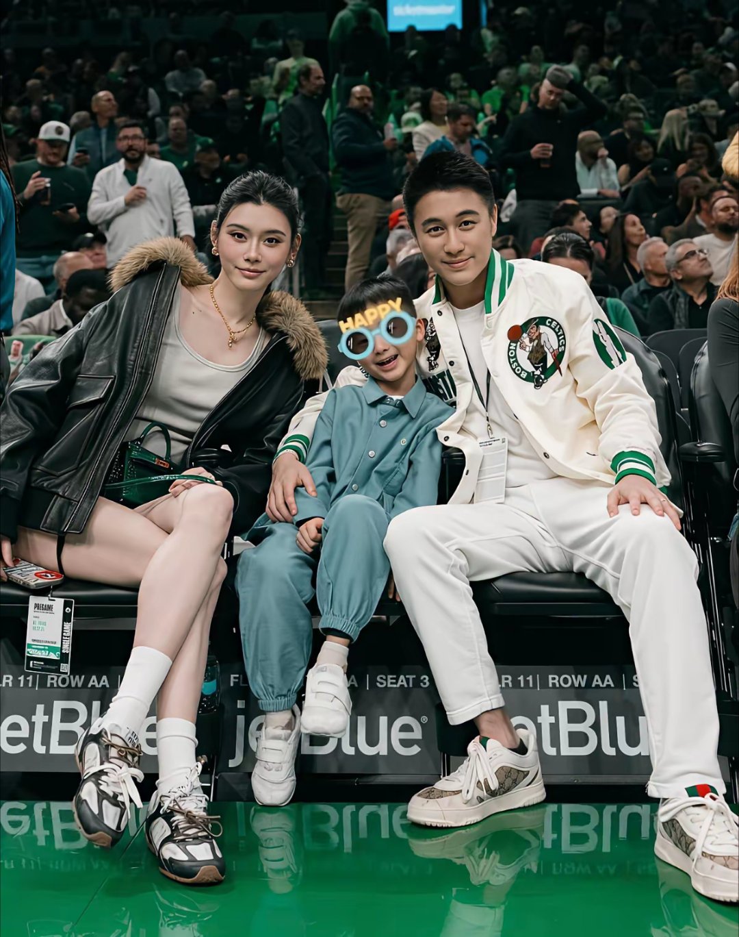 奚梦瑶和何猷君带儿子看NBA ​​​