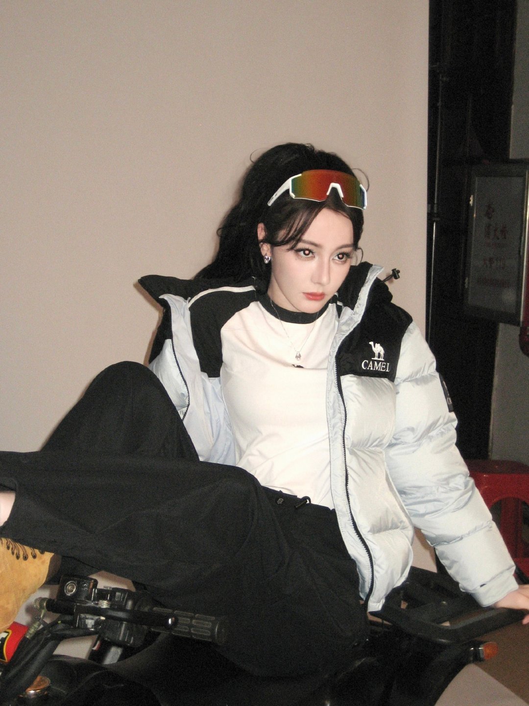 迪丽热巴初冬四宫格 迪丽热巴初冬四宫格，迪丽热巴周末惊喜营业，帅气随性巴巴上线~