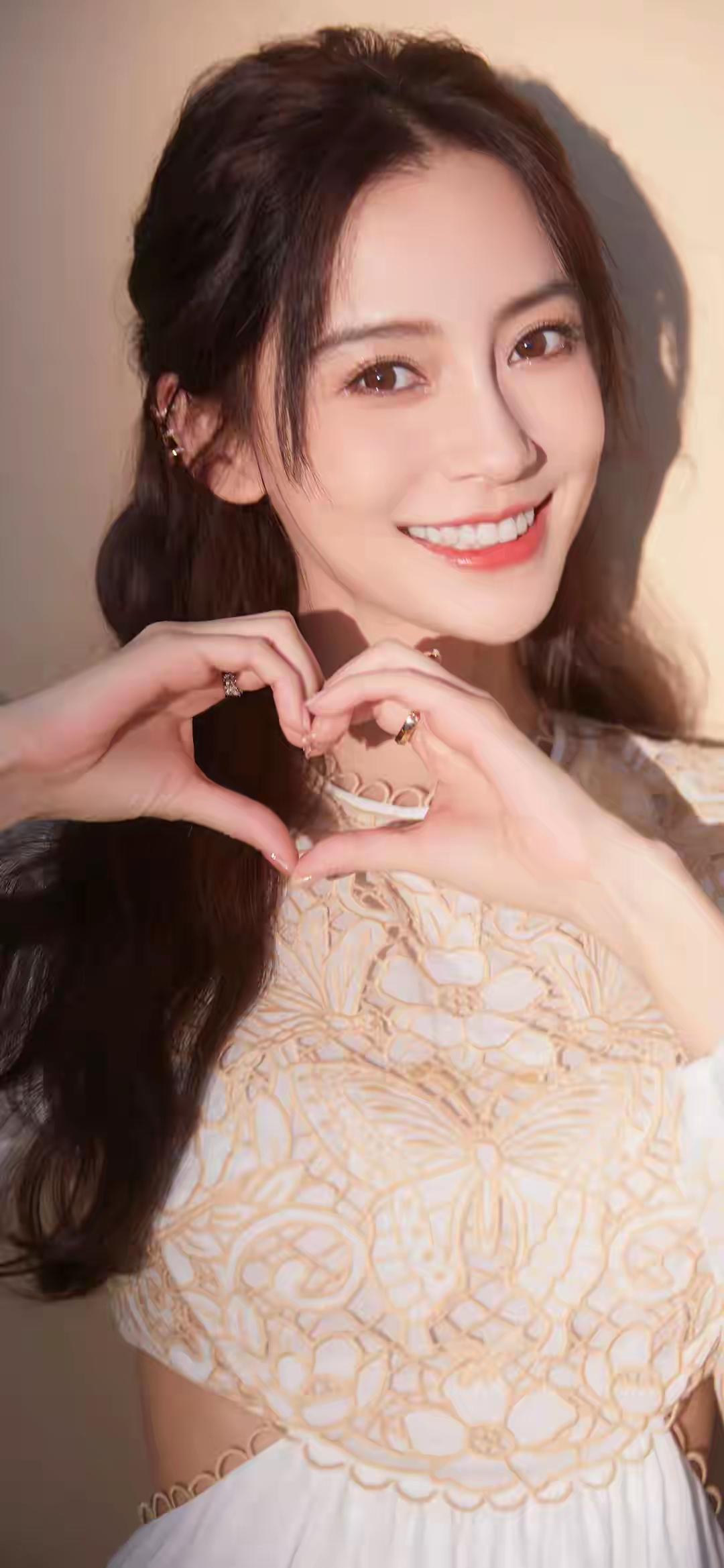 杨颖问界M9祝您新年手到福来