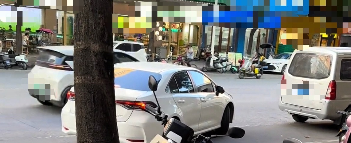 9月26日，网友反映：玉林白色小车侧位停车停几分钟都没停放好。看着都为司机着急啊