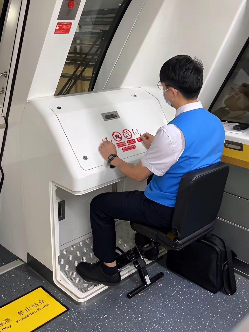 这样的地铁司机不是人人都能做的只有干过这个工作的才知道有多累 ​​​
