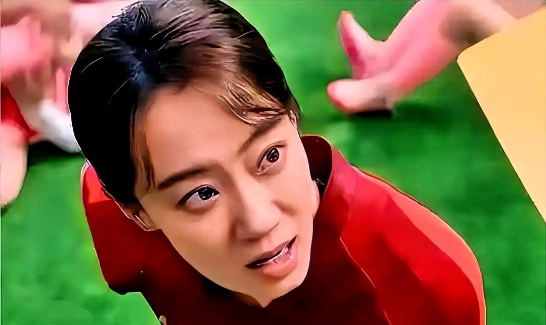 《功夫女足》破20亿，周星驰改口叫张小斐“小斐姐”了。

上映十三天，票房冲破二