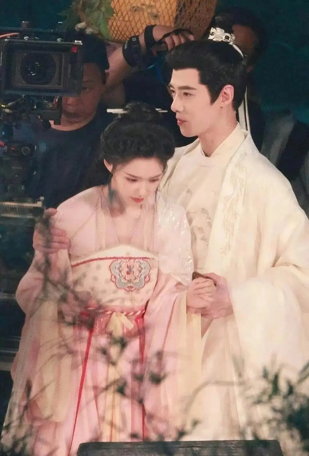 现在都在扎堆拍古偶，而且配角都比主角好看....是会掀桌的节奏 ​​​