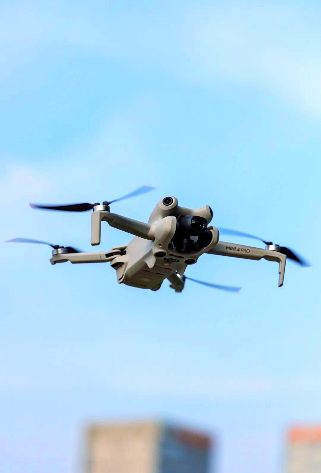 中兴乐 · 无人机

掠日穿云行九霄。无人驾驶持操。世间眺。行妙，志雄豪。
  