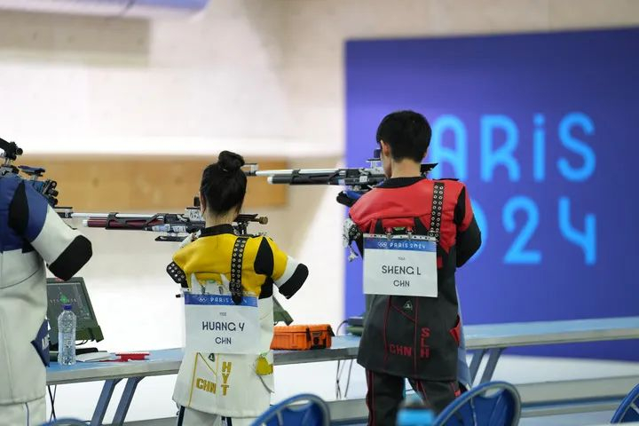 当地时间7月27日，巴黎奥运会10米气步枪混合团体比赛中，中国队选手黄雨婷/盛李