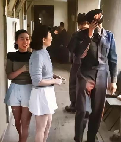 1951年，一名美军军官在日本“基地村”享受完服务后，正准备离开。两名年轻漂亮，