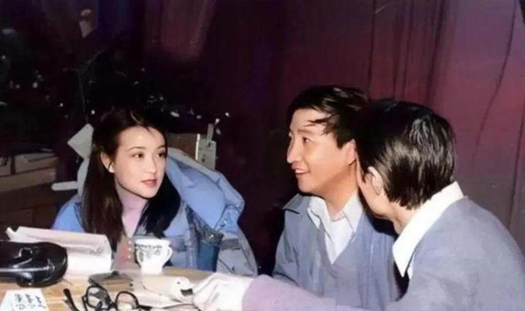 40多年前的刘晓庆真的太清甜自然，没有半分美颜修饰，乌黑亮发衬得皮肤雪白，圆脸蛋