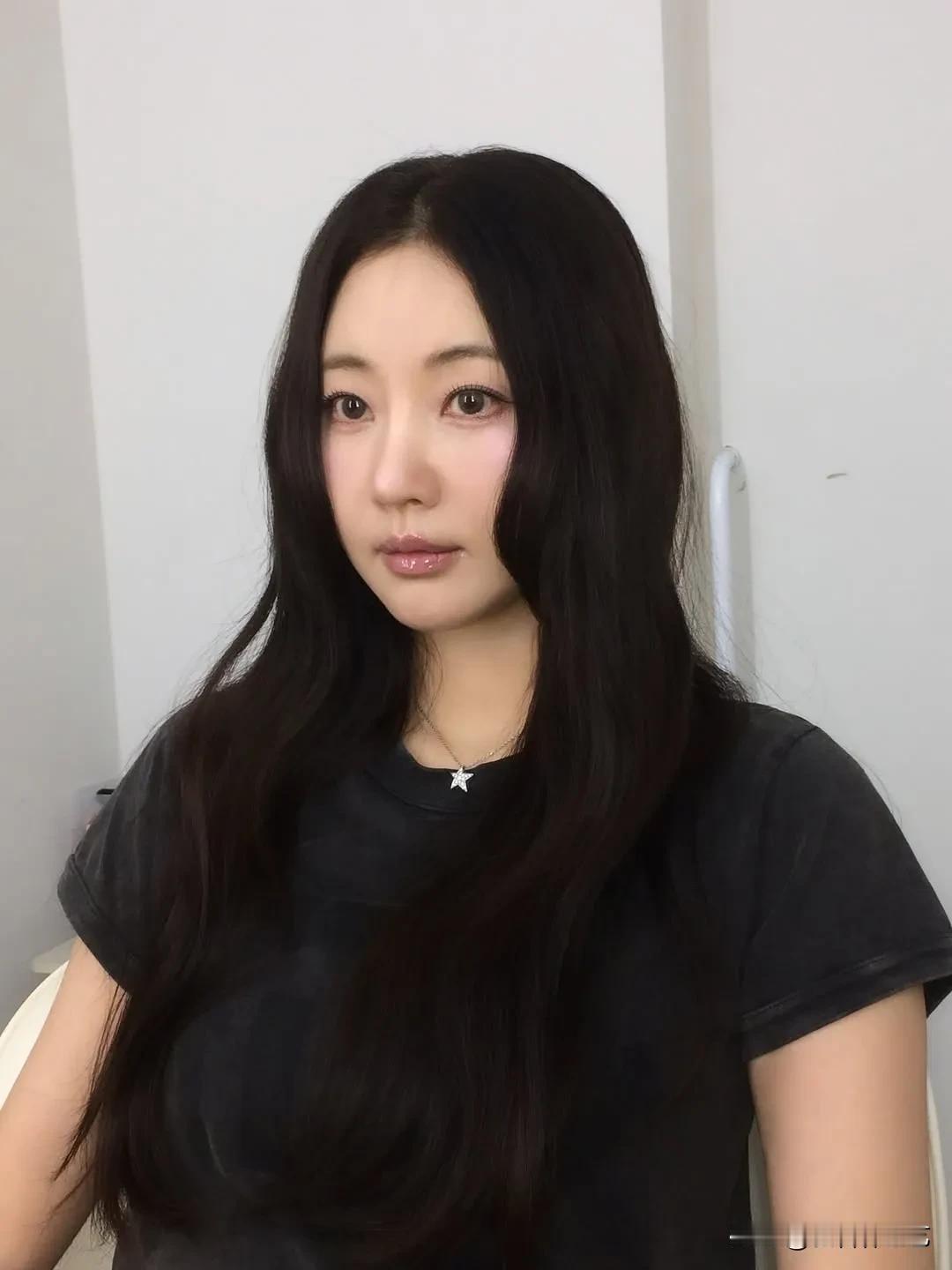 28日，演员金莎朗在自己Instagram上上传了多张照片。公开的照片中，金莎朗