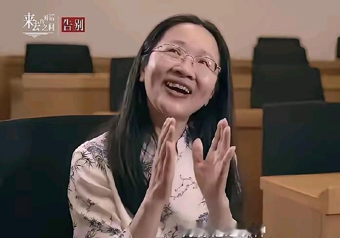 弟弟去世一周年，姐姐笑得这么开心，引起了网友的热议。按常理说，弟弟是姐姐的心头肉