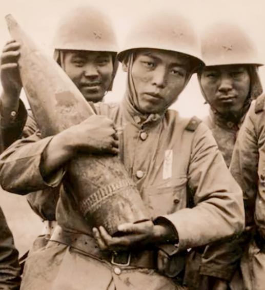 1943 年，某一日深夜，一名日军翻进老农家，偷偷将一摞钱塞进窗户，低声道：“千