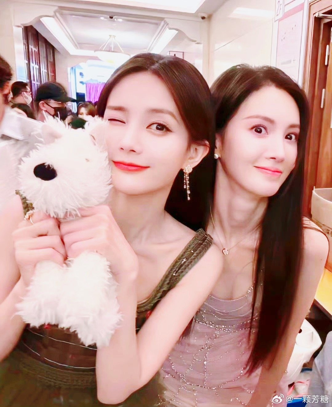 金晨直播提到李一桐[鲜花]两个美女都是北舞的，跳舞都好好哦，有时候，美女之间就是