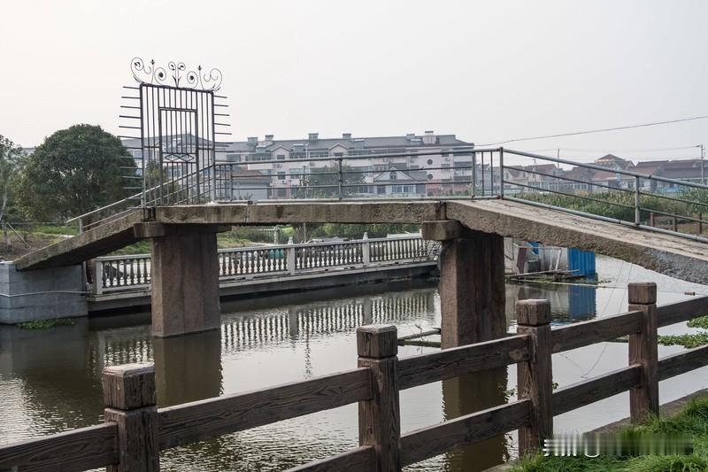 马蹄声碎小桥东，一路春风绿间红。
胜日寻芳心已醉，青山笑我踏青翁。