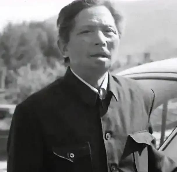 1971年，黑龙江一位退伍老兵去打油，偶然间瞥见了油票印章上的名字，当即大惊失色