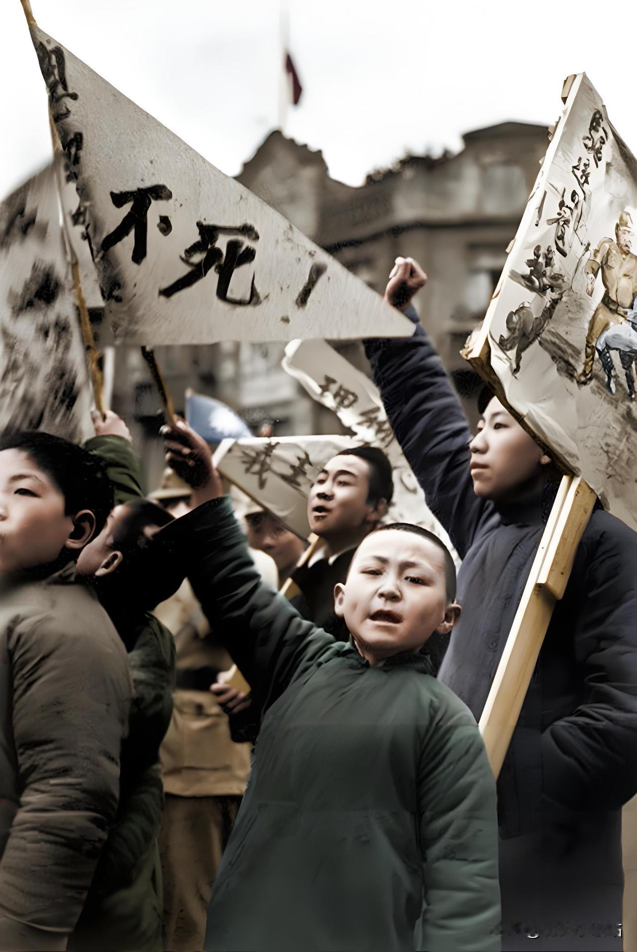 在1938年3月12日的汉口，武汉的军民们自发组织了一场盛大的爱国集会，以纪念孙