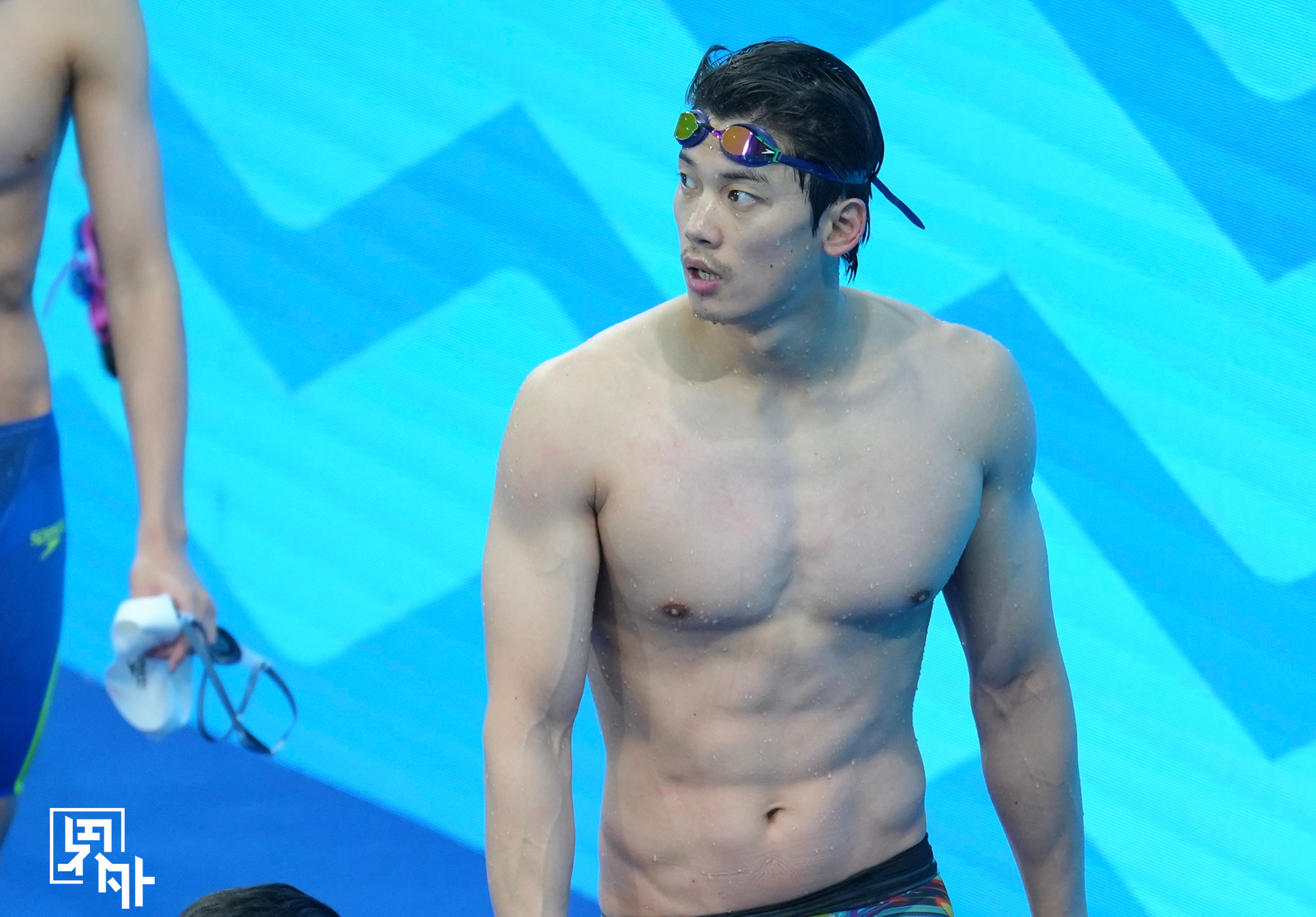 图1是男400混结束后，顺哥看到自己卡在第9位无缘决赛的眼神，然后浙江队又在4x