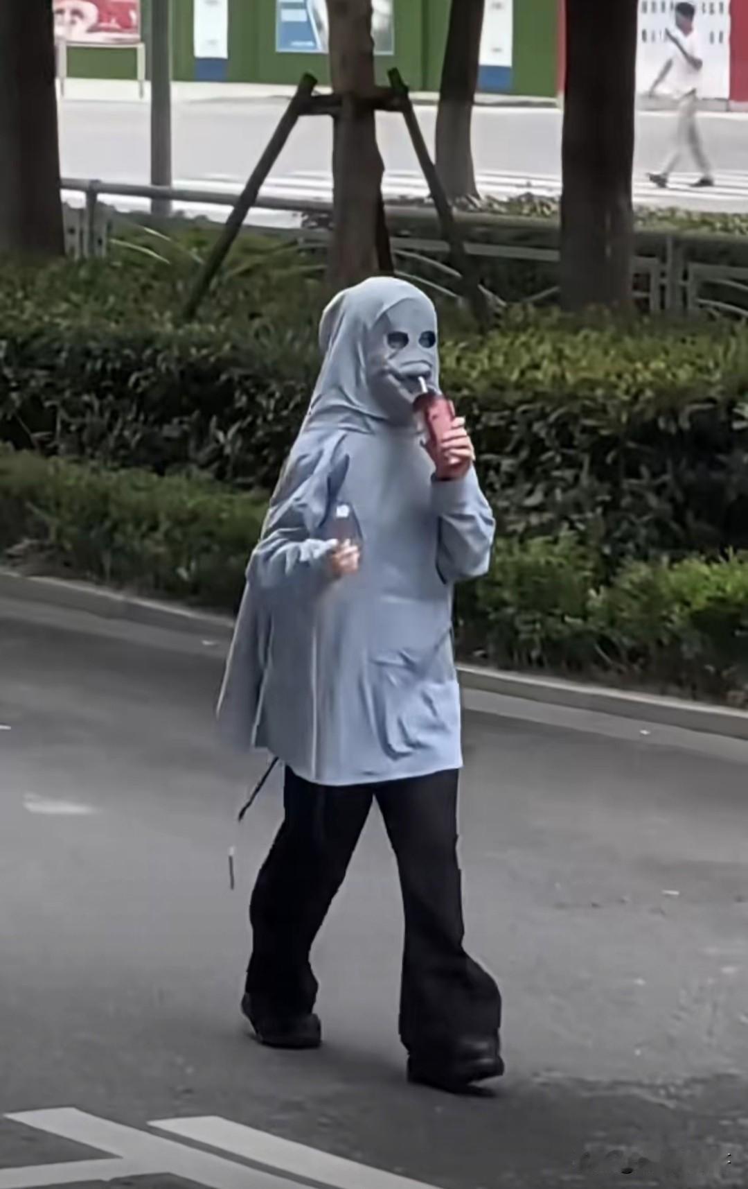 你们信不信
喜欢这样穿的
十个里面九个都是长相一般的