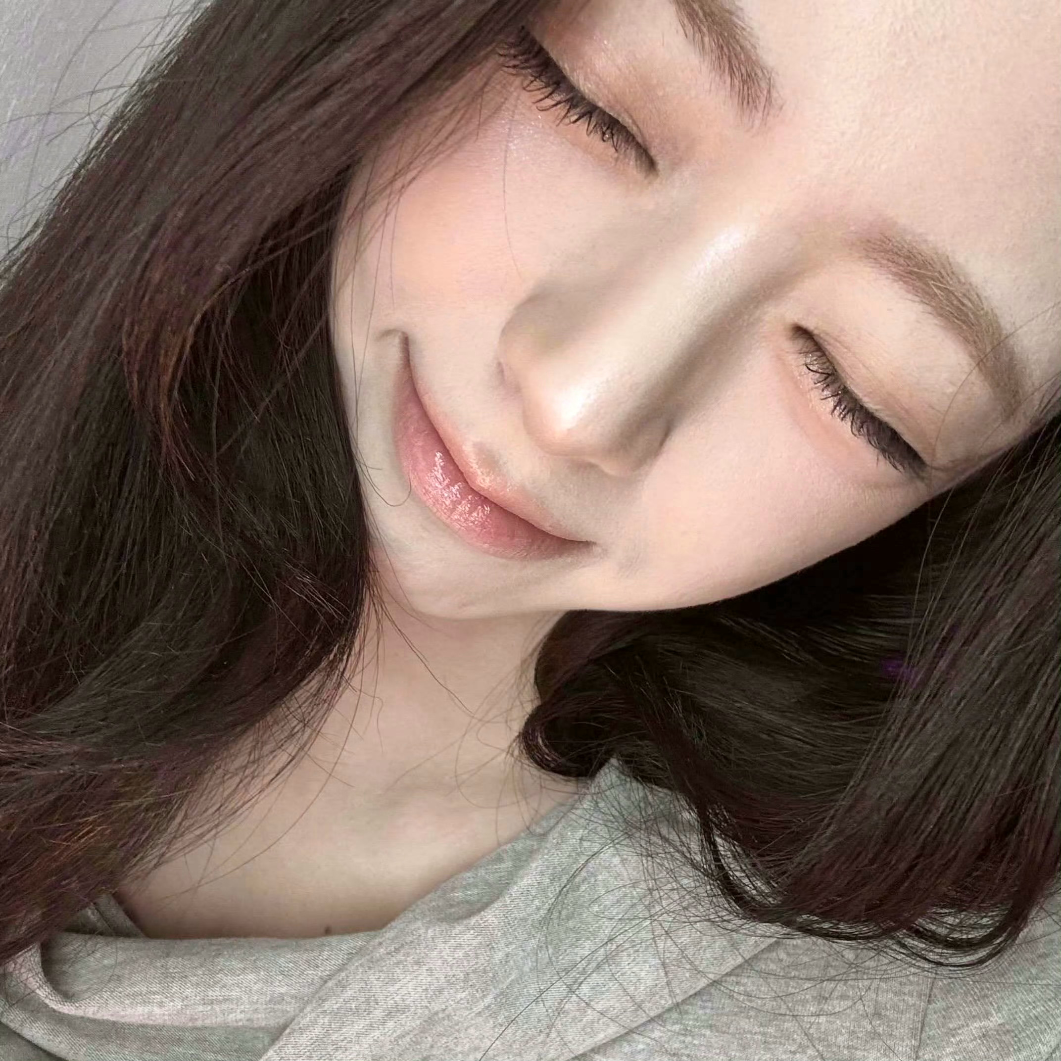 身后脚步声深夜的地下车库死寂一片，惨白的灯光忽明忽暗。我攥紧钥匙快步走向车子，空