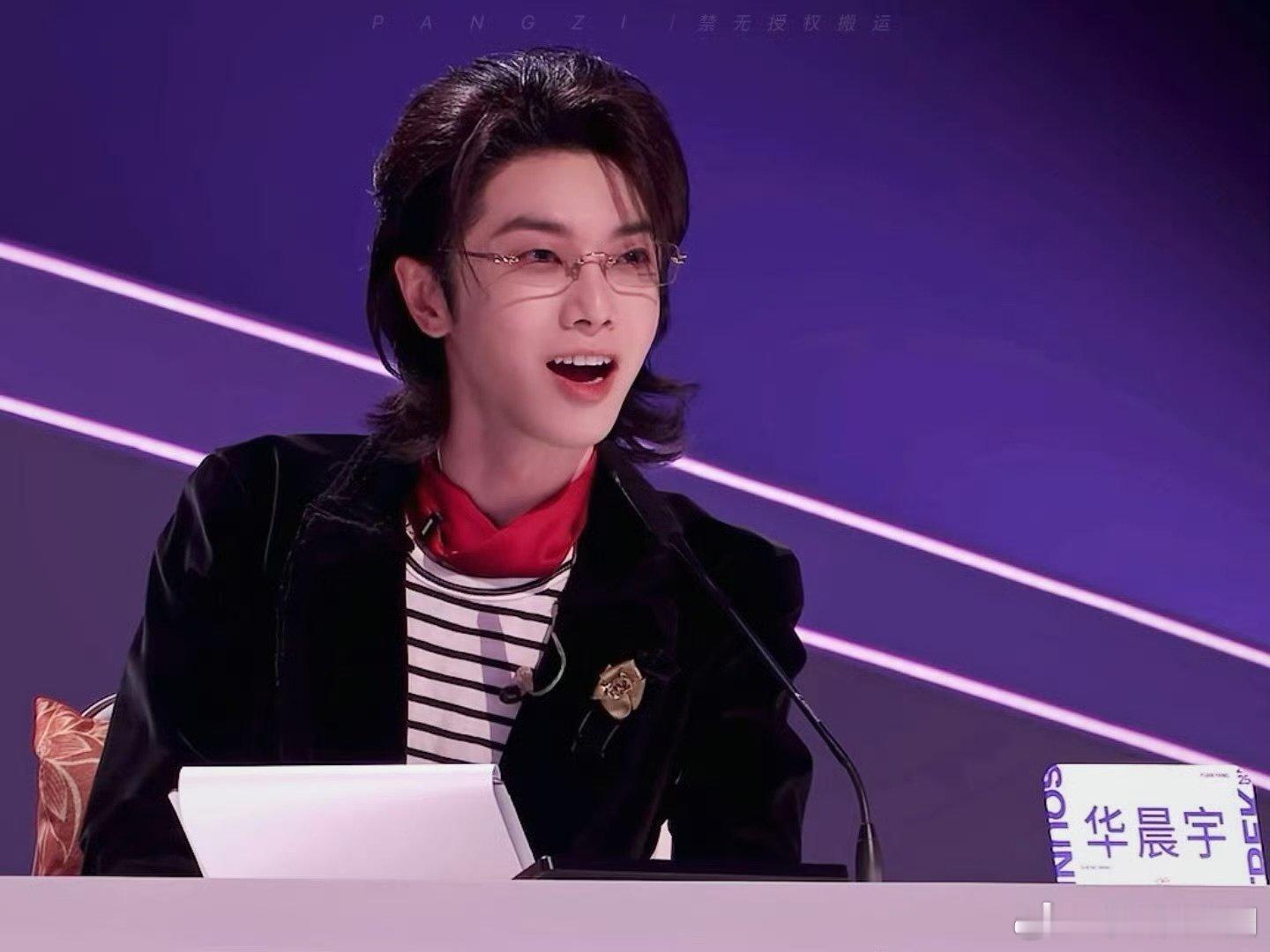 华晨宇华晨宇撤回一个坐桌子华晨宇 这波操作太逗了，想坐桌子被殷秀梅 老师眼神“拦