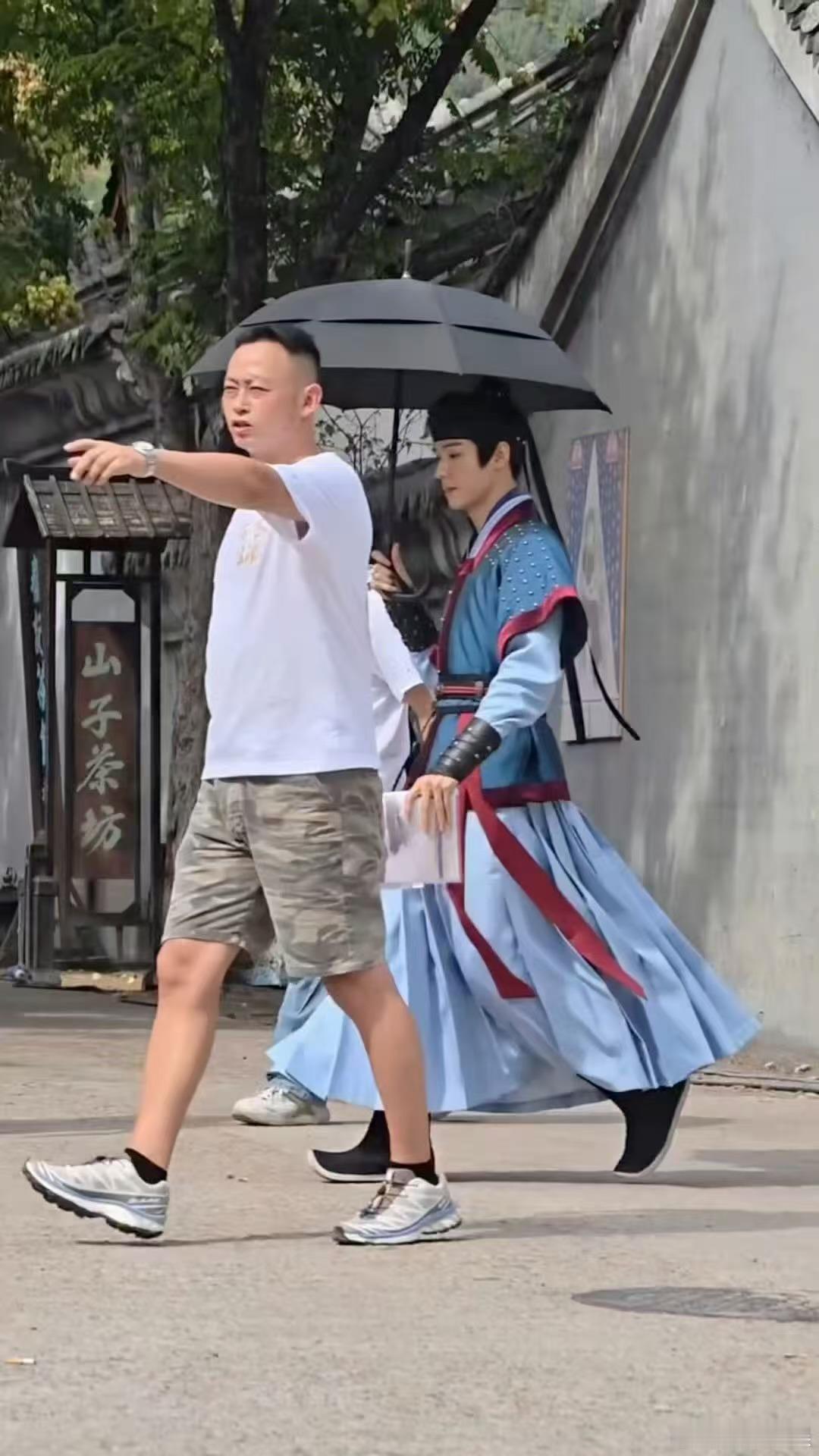 龚俊白衣公卿新皮肤龚俊白衣公卿蓝衣造型路透龚俊白衣公卿蓝衣造型路透，很嫩，[送花