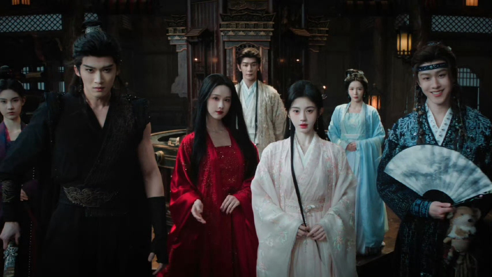 月鳞绮纪开播，用几何对称层次感加场景纵深暗含权力关系和情感羁绊真是绝了！一秒ge