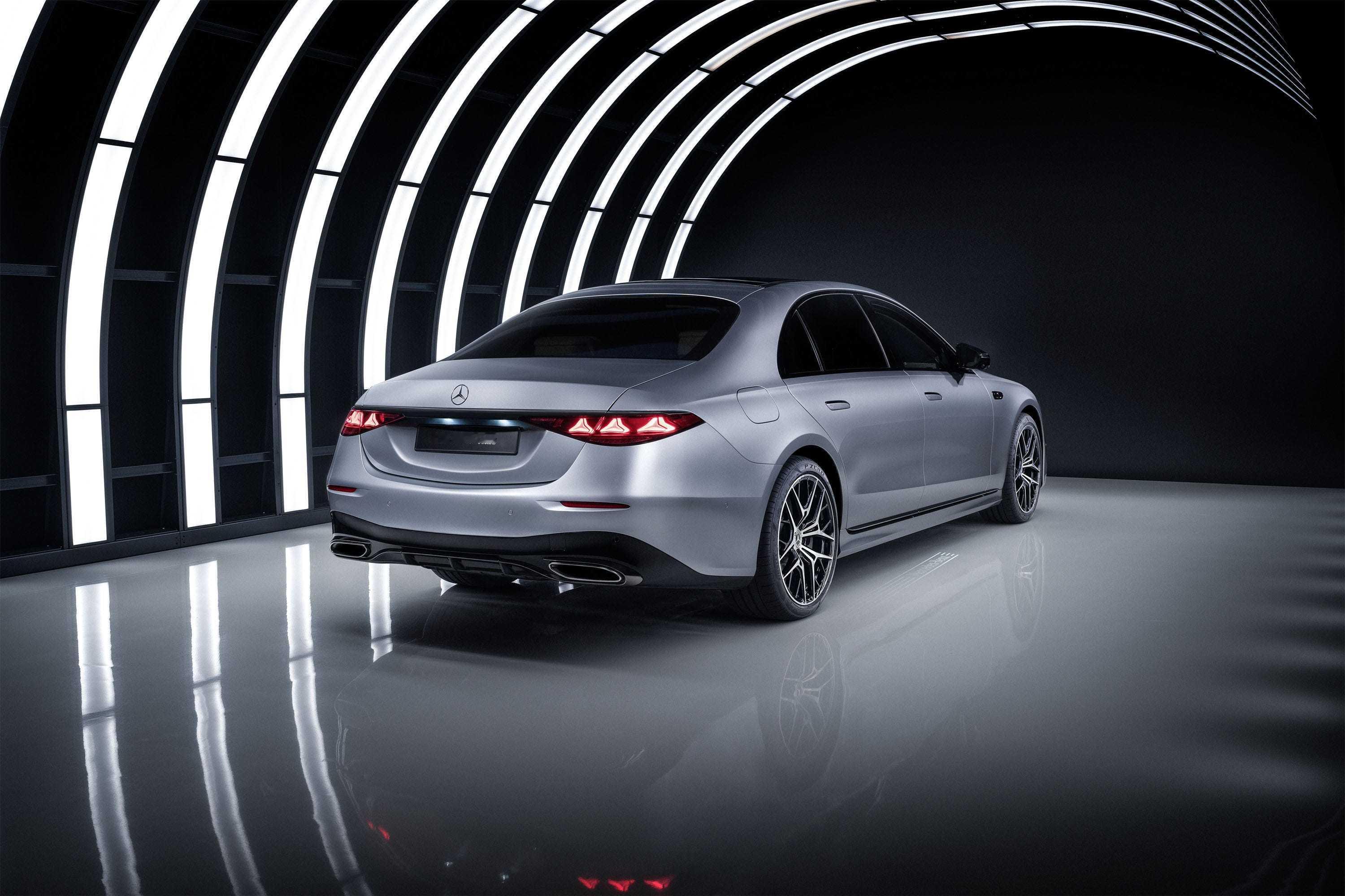 奔驰新一代S级的内饰外观变化并不大但超过50%的零部件得到更新。智驾升级，支持城