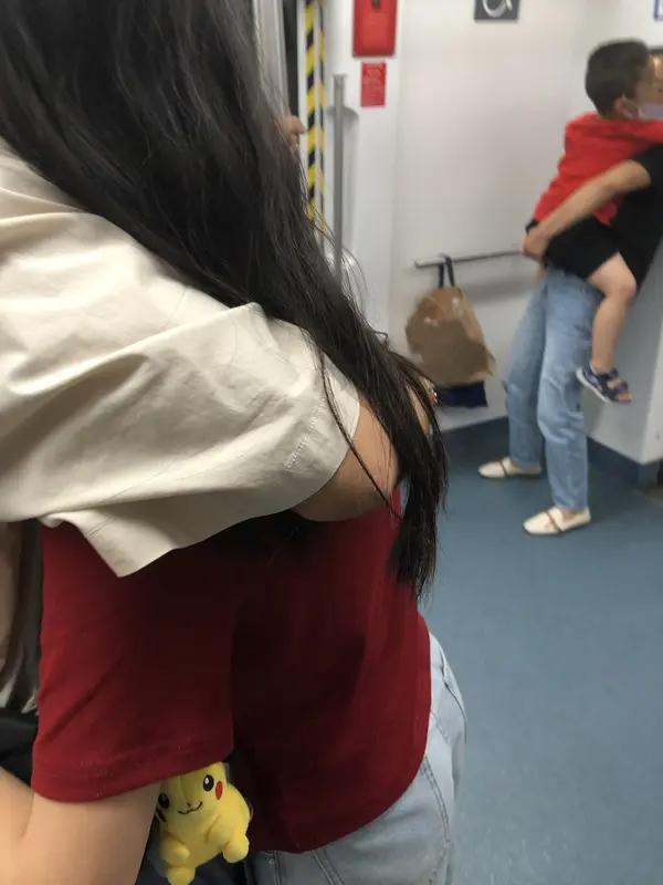 【成都：老人地铁强拽女孩让座动手有失体面】
    这不是“体面”可以概定的，近