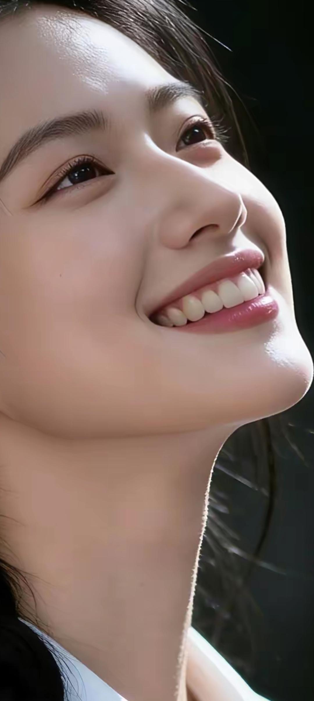 阳光下的微笑，温暖如初！🌞😊